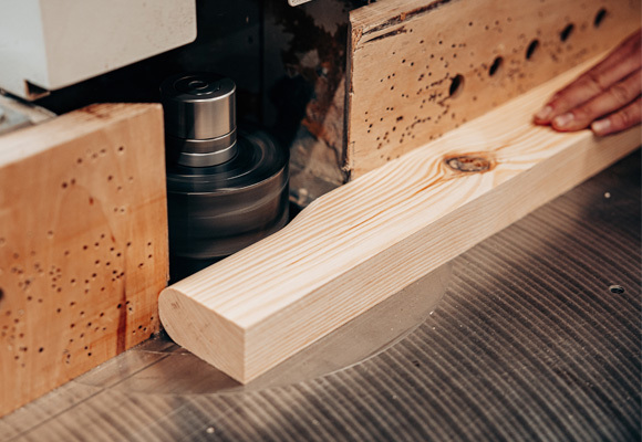 Wood going thru a machinery