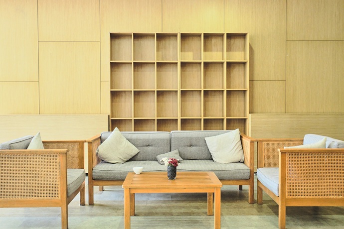sala with bookshelf