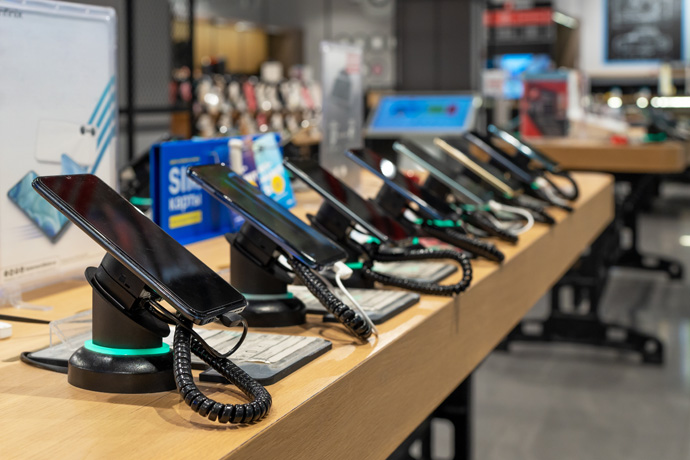 Phone shop with magnetic mounts